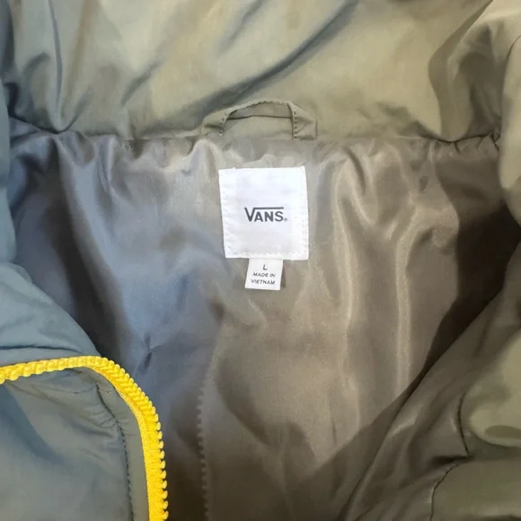 Vans women’s  Ski Snow Puffer Jacket with Pink Accents - Picture 4 of 5